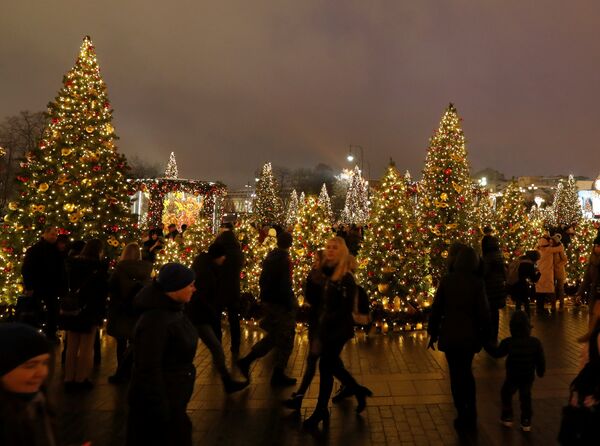 Новогодишња атмосфера на улицама Москве - Sputnik Србија