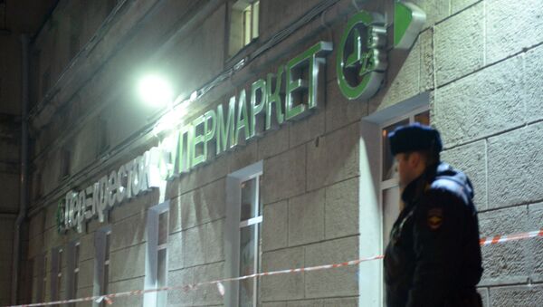 Припадник полиције на улазу у продавницу Перекрјосток у Санкт Петербургу - Sputnik Србија
