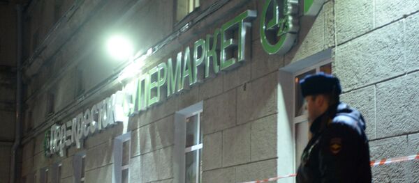 Припадник полиције на улазу у продавницу Перекрјосток у Санкт Петербургу - Sputnik Србија