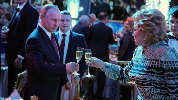 Ruski predsednik Vladimir Putin i predsednica Saveta Federacije Valentina Matvijenko na novogodišnjoj proslavi u Kremlju - Sputnik Srbija
