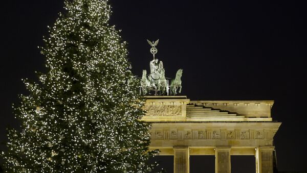 Рождественское дерево у Бранденбургских ворот в Берлине, Германия - Sputnik Србија