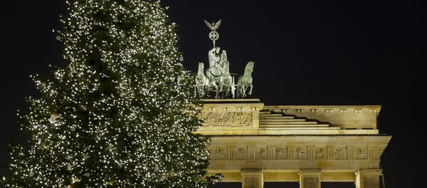 Рождественское дерево у Бранденбургских ворот в Берлине, Германия - Sputnik Србија