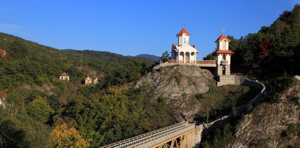 Црква посвећена Преображењу Господњем, храм и мост изградила је компанија у чијем је власништву бања, али и још три цркве у околини. - Sputnik Србија