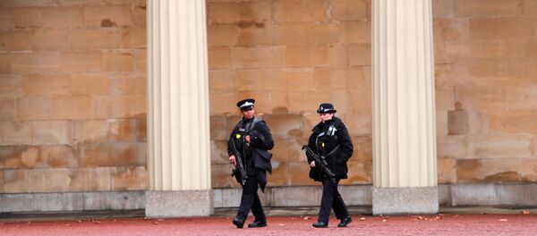 Припадници полиције патролирају Вестминстером у Лондону Припадници полиције патролирају Вестминстером у Лондону - Sputnik Србија