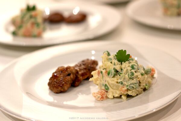 Србија у дилеми: Конзумација „неутралних салата“ или „и ЕУ и руска салата“ Србија у дилеми: Конзумација „неутралних салата“ или „и ЕУ и руска салата“ - Sputnik Србија