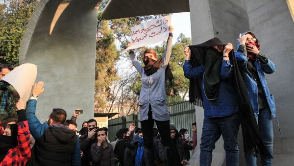 Iranski studenti tokom protesta u Teheranu - Sputnik Srbija