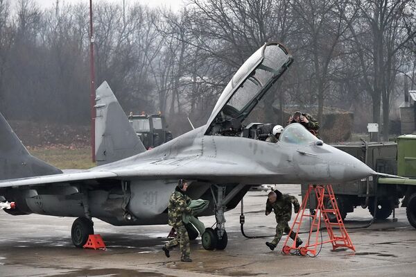 Министар Вулин каже да је у оквиру Војнотехничког споразума са Русијом у току друга фаза ремонтовања „мигова“ која се, како каже, одвија по плану. - Sputnik Србија