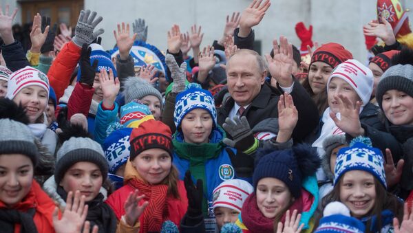 Vladimir Putin okružen decom - Sputnik Srbija
