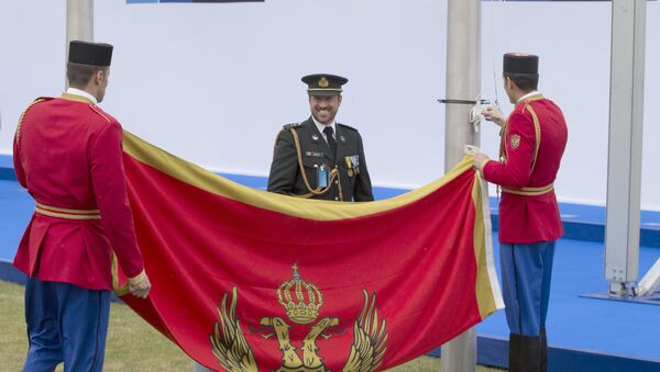 Црногорски војници подижу заставу у седишту НАТО у Бриселу. - Sputnik Србија