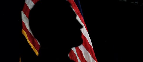 Доналд Трамп и агенет ФБИ Доналд Трамп и агенет ФБИ - Sputnik Србија