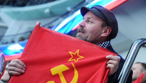 Navijač sa zastavom SSSR za vreme hokejaškog meča - Sputnik Srbija