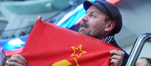 Navijač sa zastavom SSSR za vreme hokejaškog meča - Sputnik Srbija