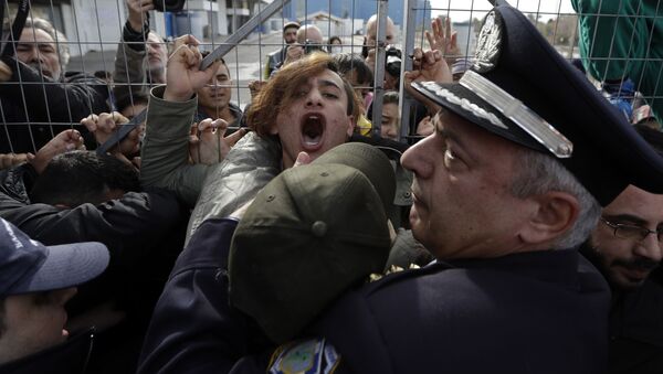 Мигранти се сукобљавају са полицијом у Грчкој - Sputnik Србија