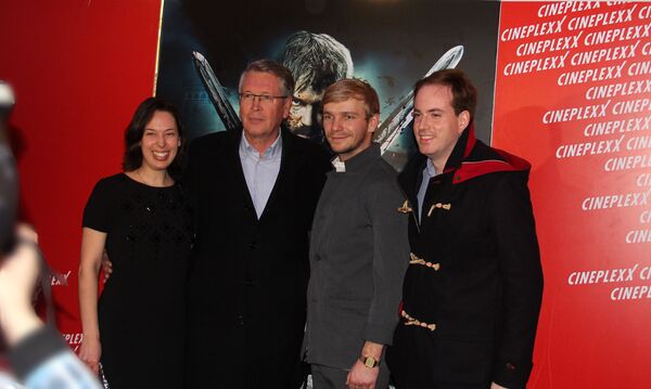 Руски глумац Иља Малаков са амбасадором Александром Чепурином и његовом породицом. Руски глумац Иља Малаков са амбасадором Александром Чепурином и његовом породицом. - Sputnik Србија