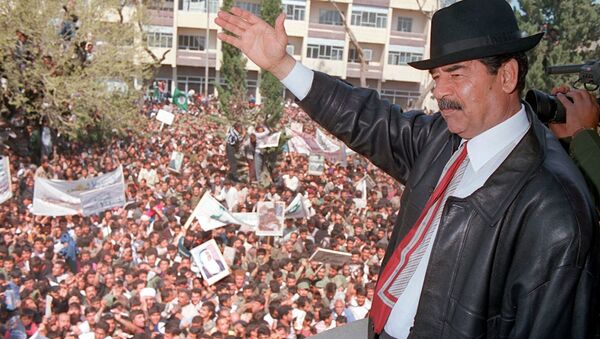 Некадашњи ирачки председник Садам Хусеин маше окупљеним присталицама у Киркуку - Sputnik Србија