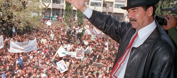 Nekadašnji irački predsednik Sadam Husein maše okupljenim pristalicama u Kirkuku - Sputnik Srbija