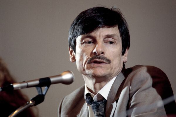Ruski reditelj Andrej Tarkovski na konferenciji za film Nostalgija na 36. Kanskom filmskom festivalu Ruski reditelj Andrej Tarkovski na konferenciji za film Nostalgija na 36. Kanskom filmskom festivalu - Sputnik Srbija