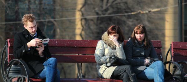 Mladić i devojke sede na klupi na Trgu Manjež u Moskvi Mladić i devojke sede na klupi na Trgu Manjež u Moskvi - Sputnik Srbija