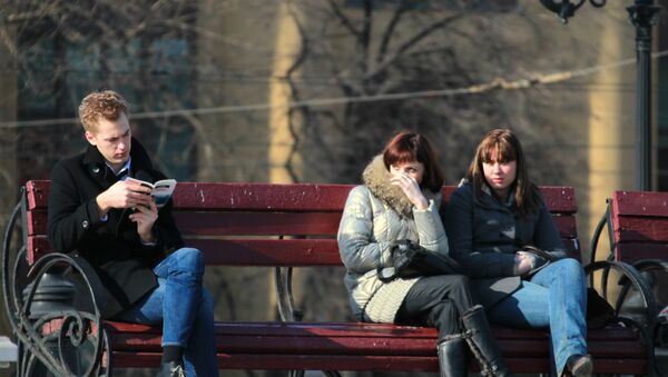 Младић и девојке седе на клупи на Тргу Мањеж у Москви - Sputnik Србија