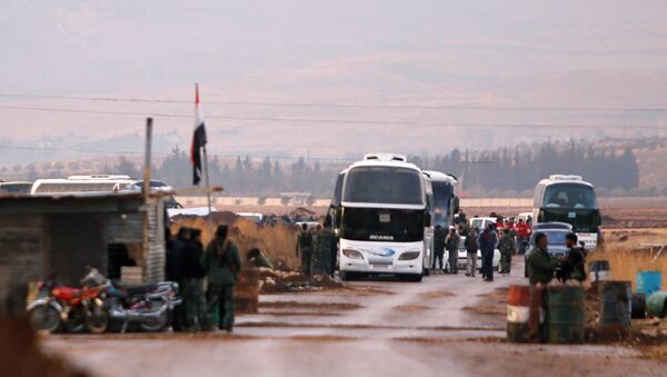 Побуњеници и цивили укрцавају се у аутобусе којима ће се евакуисати из Бејт Џана у Сирији - Sputnik Србија