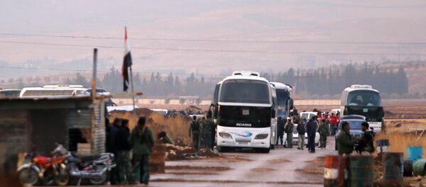 Pobunjenici i civili ukrcavaju se u autobuse kojima će se evakuisati iz Bejt Džana u Siriji - Sputnik Srbija