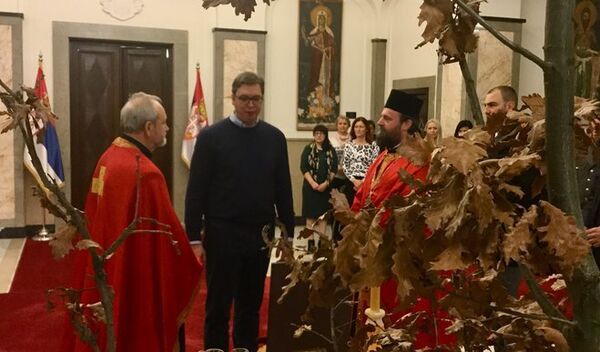 Aleksandar Vučić unosi badnjak - Sputnik Srbija