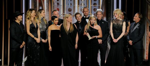 Глумци на подијуму током доделе награде Златни глобус за најбољу телевизијску серију у Лос Анђелесу - Sputnik Србија
