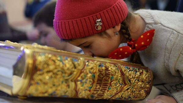 Девочка на праздничном богослужении в храме Архангела Михаила в Грозном - Sputnik Србија