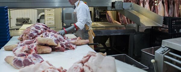 Обрада свињског меса у месари у Омској области Обрада свињског меса у месари у Омској области - Sputnik Србија