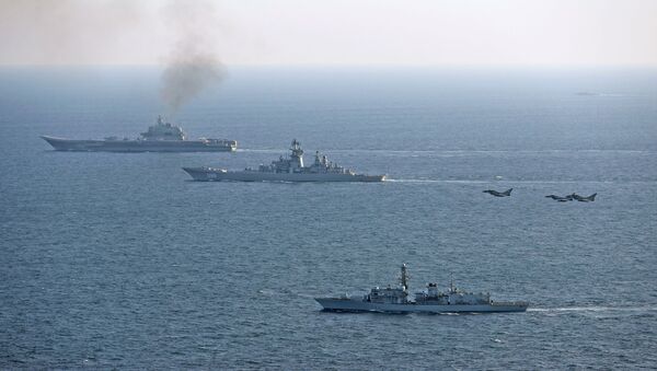 Britanski brod St. Albans i avioni britanske mornarice prate ruske brodove Petar Veliki (u sredini) i Admiral Kuznjecov (u zadnjem planu). - Sputnik Srbija