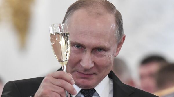 Predsednik Rusije Vladimir Putin tokom zdravice na ceremoniji dodele nagrada u Kremlju - Sputnik Srbija
