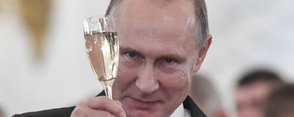 Predsednik Rusije Vladimir Putin tokom zdravice na ceremoniji dodele nagrada u Kremlju - Sputnik Srbija