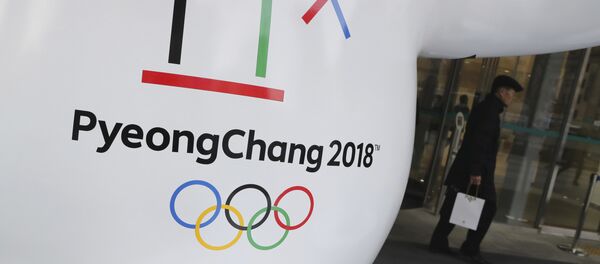 Званични лого Олимпијских игара у Пјонгчангу у центру Сеула Званични лого Олимпијских игара у Пјонгчангу у центру Сеула - Sputnik Србија