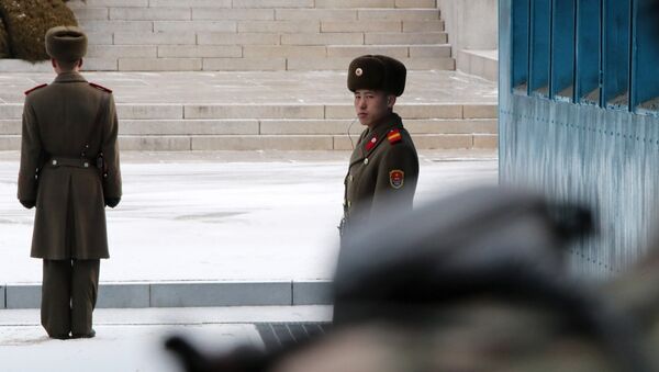 Севернокорејски војник гледа преко границе према Јужној Кореји - Sputnik Србија