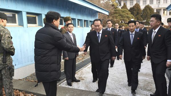 Južnokorejska delegacija pozdravlja delegaciju Severne Koreje na graničnom prelazu pre sastanka u demilitarizovanoj zoni u Padžuu - Sputnik Srbija