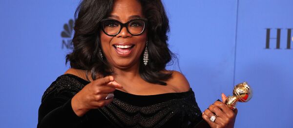 Опра Винфри позира са наградом Сесил Б. Демил на додели Златних глобуса у Беверли Хилсу. - Sputnik Србија