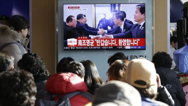 Narod u Seulu posmatra televizijski prenos pregovora između Severne i Južne Koreje - Sputnik Srbija