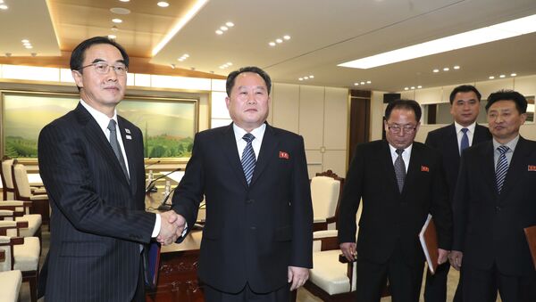 Јужнокорејски министар за уједињење Чо Мјонг Гјон се рукује са лидером севернокорејске делегације Ри Сон Гвоном на састанку у Панмунџому - Sputnik Србија