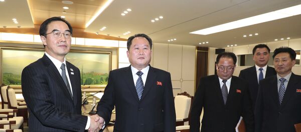 Јужнокорејски министар за уједињење Чо Мјонг Гјон се рукује са лидером севернокорејске делегације Ри Сон Гвоном на састанку у Панмунџому - Sputnik Србија