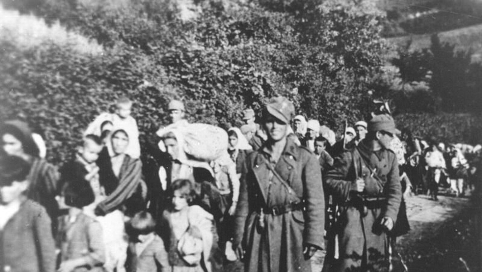 Усташе спровoде децу и жене са Козаре  - Sputnik Србија, 1920, 10.05.2021