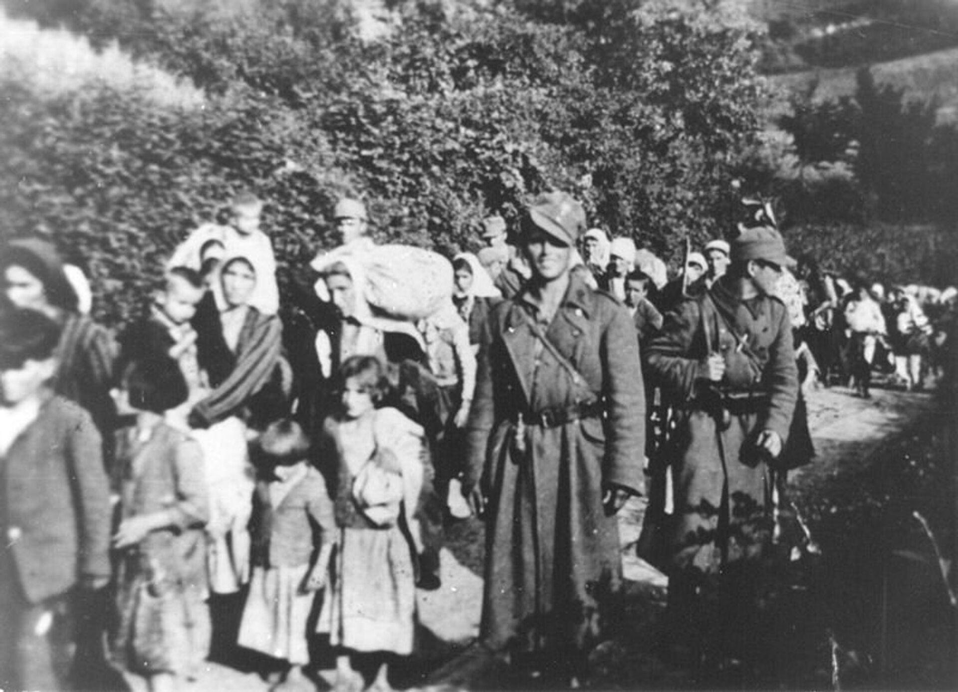 Усташе спровoде децу и жене са Козаре  - Sputnik Србија, 1920, 13.05.2022