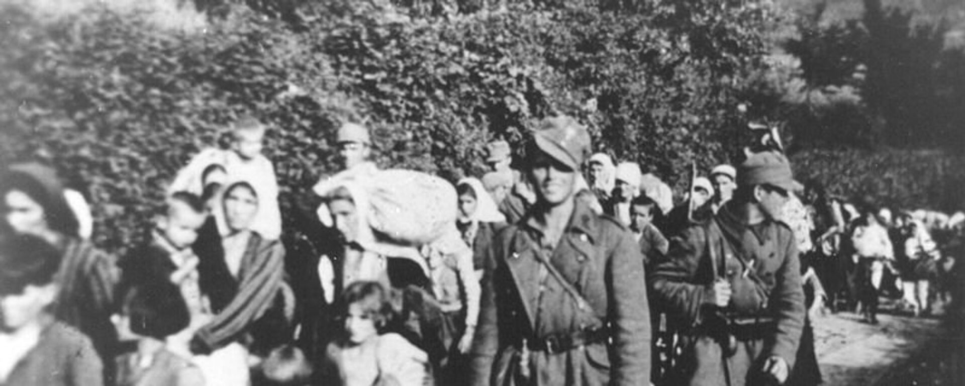 Усташе спровoде децу и жене са Козаре  - Sputnik Србија, 1920, 21.07.2025