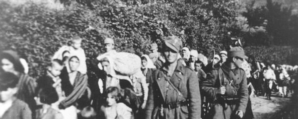 Усташе спровoде децу и жене са Козаре Усташе спровoде децу и жене са Козаре - Sputnik Србија