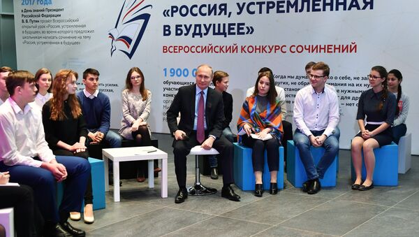 Президент РФ В. Путин встретился с школьниками - авторами лучший сочинений Россия, устремленная в будущее - Sputnik Србија