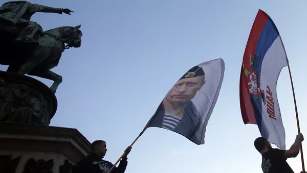 Застава Србије и засатава са ликом Владимира Путина - Sputnik Србија