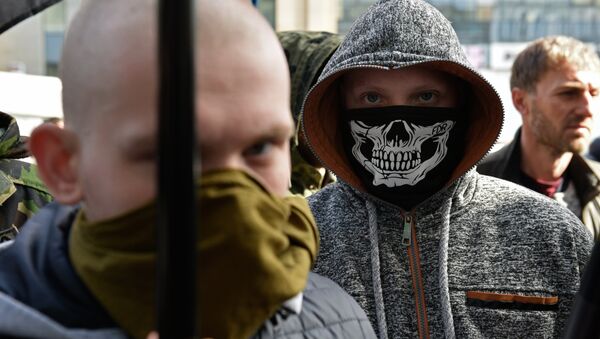 Екстремисти испред Збербанке у Кијеву - Sputnik Србија