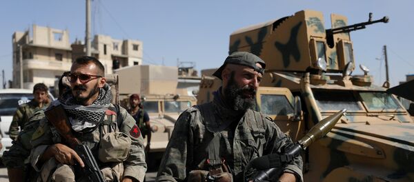 Борци Сиријских демократских снага стоје поред војног возила у Раки - Sputnik Србија