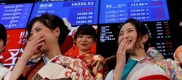 Жене обучене у традиционалне јапанске кимоне стоје испред билборда са берзанским извештајем на токијској берзи - Sputnik Србија