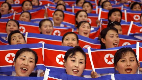 Članice nacionalnog tima navijačica Severne Koreje sa nacionalnim zastavama na otvaranju Svetskih studentskih igara  u Dageu, 21. Avgusta 2003. - Sputnik Srbija