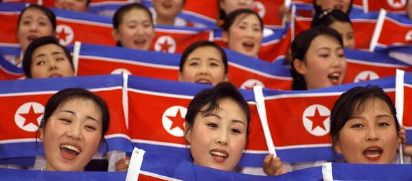 Članice nacionalnog tima navijačica Severne Koreje sa nacionalnim zastavama na otvaranju Svetskih studentskih igara  u Dageu, 21. Avgusta 2003. - Sputnik Srbija